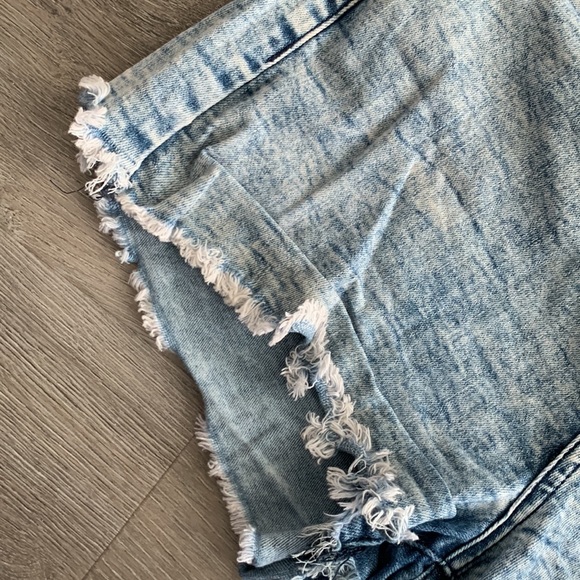 Acid wash cheeky Jean shorts - Picture 2 of 4